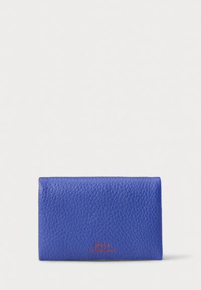 Portofel albastru din piele cu un finisaj texturat. Dispune de un design pliabil și logo-ul embosat "Polo by Ralph Lauren" în roșu.