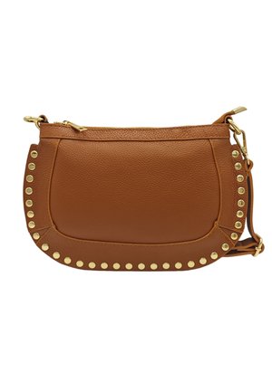 Sac bandoulière en cuir marron avec des clous dorés le long des bords et une fermeture éclair dorée sur le dessus, doté d'une sangle d'épaule réglable avec ferrures dorées.