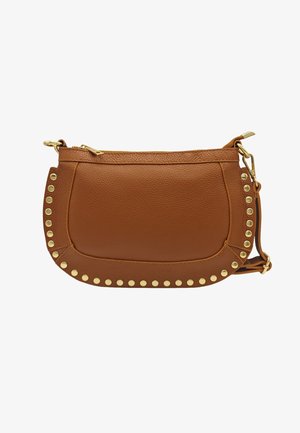 Sac bandoulière en cuir marron avec des clous dorés le long des bords et une fermeture éclair dorée sur le dessus, doté d'une sangle d'épaule réglable avec ferrures dorées.