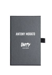 Caja rectangular negra con superficie texturizada. En el frente presenta los logotipos "ANTONY MORATO" y "UNITY" en blanco. Incluye una pestaña para tirar en el lateral.