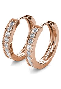 Roze gouden creolen met een gestructureerde rand, voorzien van een rij ronde heldere kristallen aan één zijde. Gladde, gepolijste afwerking.