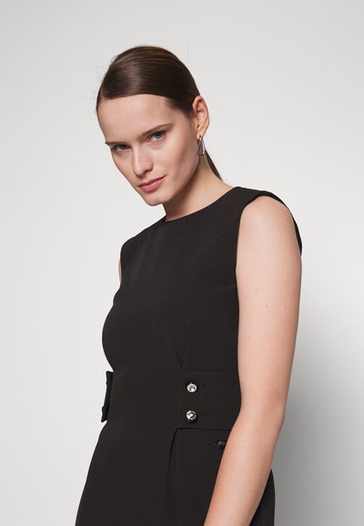 Μαύρο φόρεμα χωρίς μανίκια με εφαρμοστό σχήμα, που διαθέτει πλαϊνές τσέπες και διακοσμητικά κουμπιά. Λείος υφασμάτινος σχεδιασμός με κλασική αίσθηση.