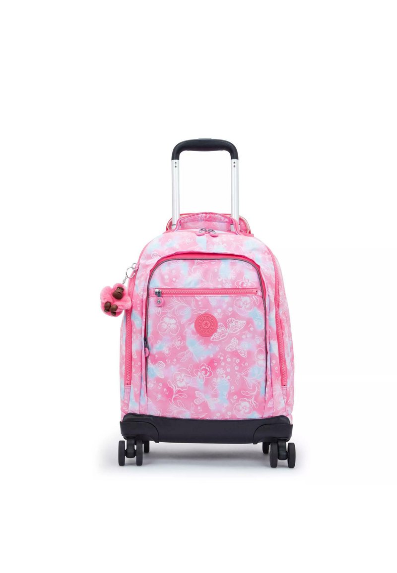 Valigia rosa con ruote, decorata con motivi floreali e farfalle, dotata di una base nera, manico argentato e un charm peloso attaccato.