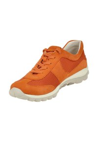 Oranje sportschoen met een mix van suede en mesh materialen, ronde neus, vetersysteem en een lichte, gestructureerde zool.