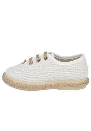 Zapatilla de lona blanca tejida con detalle de cuerda beige en la suela y cordones beige pasados por ojetes metálicos, vista lateral.