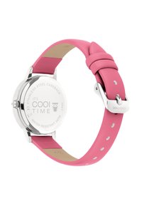 Rosa Lederarmbanduhr mit einem Gehäuseboden aus Edelstahl, verfügt über eine glatte Textur, eine verstellbare Schnalle und eine Wasserdichtigkeit von bis zu 3 ATM.