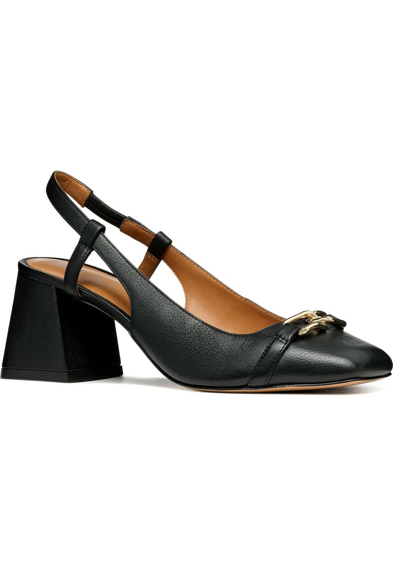 Chaussure à talon en cuir noir avec un bout pointu, finition texturée et talon carré. Présente un accent en métal doré à l'avant.