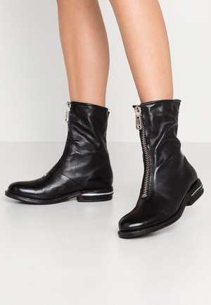 Botines camperos - black
