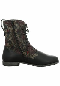 Botín de cuero negro con parte superior de tela con estampado floral en tonos rojos y verdes, con cordones en la parte delantera y cremallera lateral.