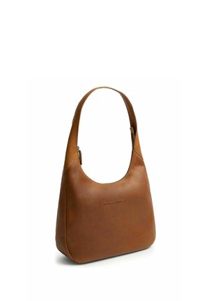 Braune Leder-Schultertasche mit breitem Riemen und dezent geprägtem Markennamen auf der Vorderseite, vor weißem Hintergrund dargestellt.