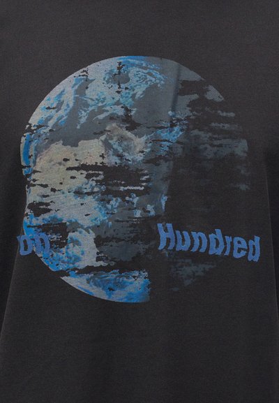 Juodos spalvos marškiniai su mėlyna ir pilka spausdinta žemėlapio grafika ir žodžiu "Hundred" mėlynos spalvos tekstu, kuris yra centre priekyje.