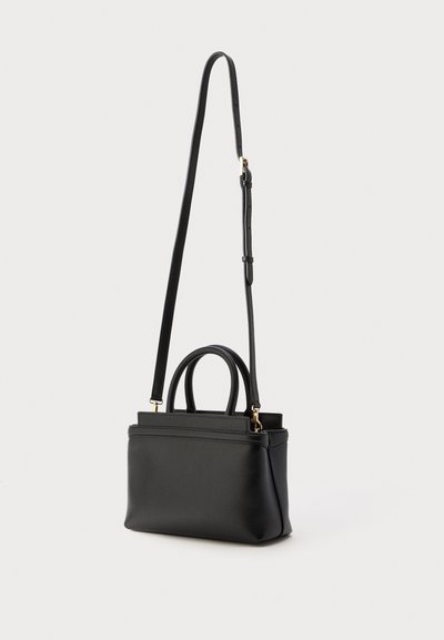 Sort læder håndtaske med en tekstureret overflade, dobbelte top håndtag og en justerbar skulderrem. Har en struktureret form og guldkunstneri.