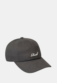 Dunkelgraue Baseballkappe mit gebogenem Schirm, hergestellt aus strukturiertem Stoff. Mit weißem gesticktem Logo auf der Vorderseite und Belüftungsösen.