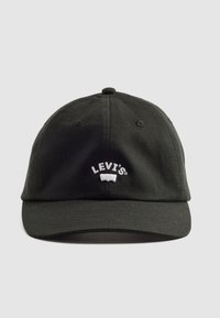 Casquette de baseball en coton noir avec visière incurvée, arborant un logo "LEVI'S" brodé en blanc à l'avant. Design classique à six panneaux avec des trous de ventilation.