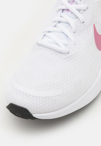 Nike Performance REVOLUTION 7 - Laufschuh Straße - white/hyper crimson/beyond pink/black