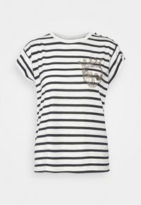Camiseta de rayas en blanco y azul oscuro con cuello redondo, mangas cortas y un diseño texturizado de calavera con corona en lentejuelas en el pecho.