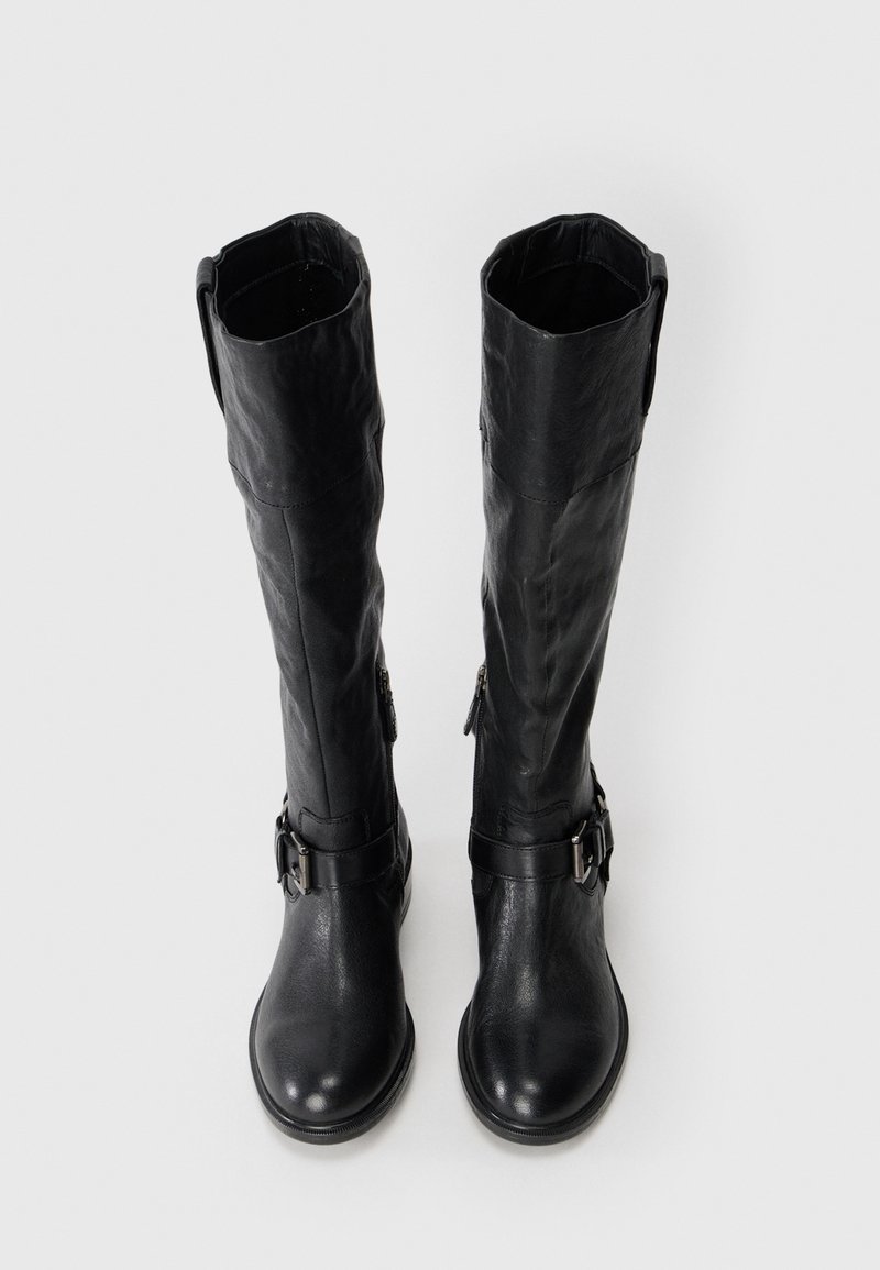 Schwarze Leder-Stiefel bis zum Knie mit glatter Textur, runder Zehenform sowie dekorativen Schnallen und Reißverschlüssen an den Seiten.