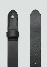 Schwarzes Lederband mit glatter Textur, zulaufenden Enden, einem silbernen Druckknopfverschluss und mehreren Anpassungslöchern an einer Seite.