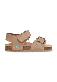 Sandalo in suede marrone con finitura testurizzata, fibbia regolabile e cinturino in Velcro. Presenta accenti turchesi e una suola in sughero per il comfort.