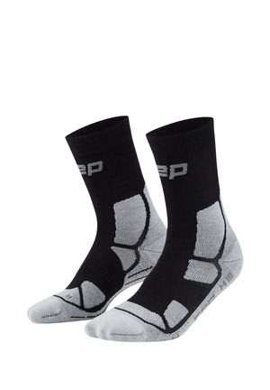 Paar schwarze und graue Crew-Socken mit gepolsterten Bereichen und einem teilweise grauen Logo nahe der Oberseite, entwickelt für sportliche Nutzung.