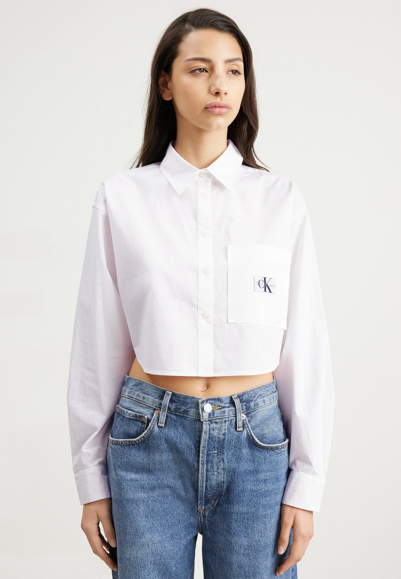 Calvin Klein Jeans LABEL CROPPED SHIRT - Blusa - bright white