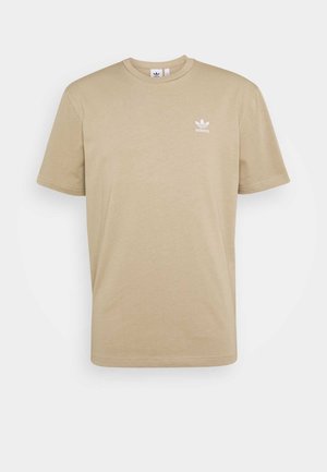 Beige Adidas T-shirt med korte ærmer og rund halsudskæring, med et lille hvidt Adidas-logo på venstre bryst.