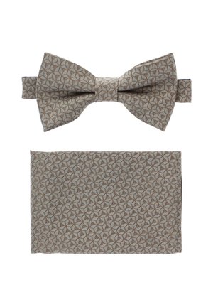 Teksturowany beżowy muszka w geometryczny wzór. Towarzyszy jej dopasowana poszetka o tym samym wzorze, obie wykonane z tkaniny tkanej.