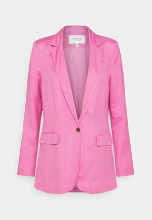 Blazer rosa de un solo botón con solapas con muesca y bolsillos con solapa, corte entallado, confeccionado en tela suave.