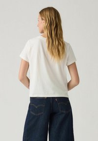 Levi's® GRAPHIC BOXY SINCE - Camiseta estampada - white
