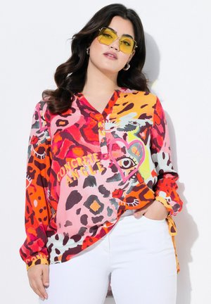 Farbenfrohe Button-Up-Bluse mit einem lebhaften Tierdruck in Pink-, Orange- und Rottönen, grafischen Details und langen Ärmeln.