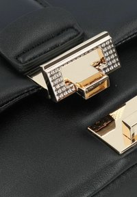 Borsa a mano sintetica nera con finitura texturizzata, hardware in metallo dorato con un motivo geometrico e chiusura sicura con gancio.