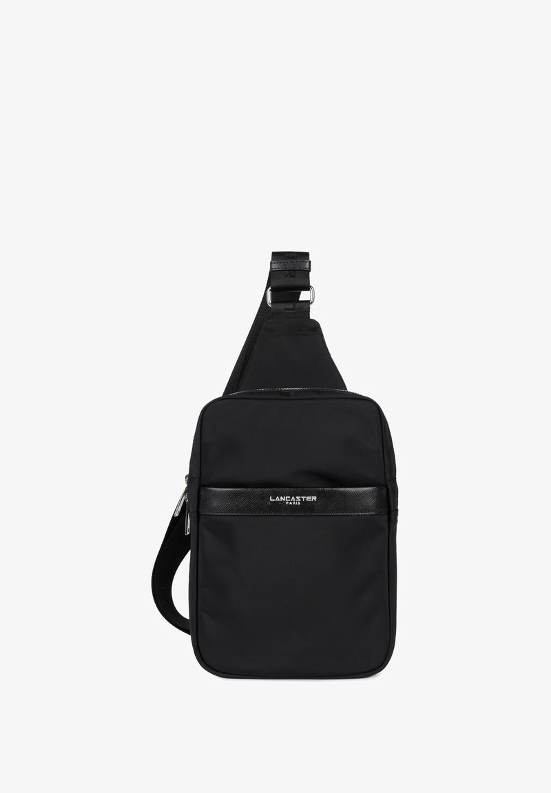 Sac à épaule noir en nylon avec un design plat, une sangle réglable, un accent en cuir texturé avec un logo, une fermeture éclair et une silhouette épurée.