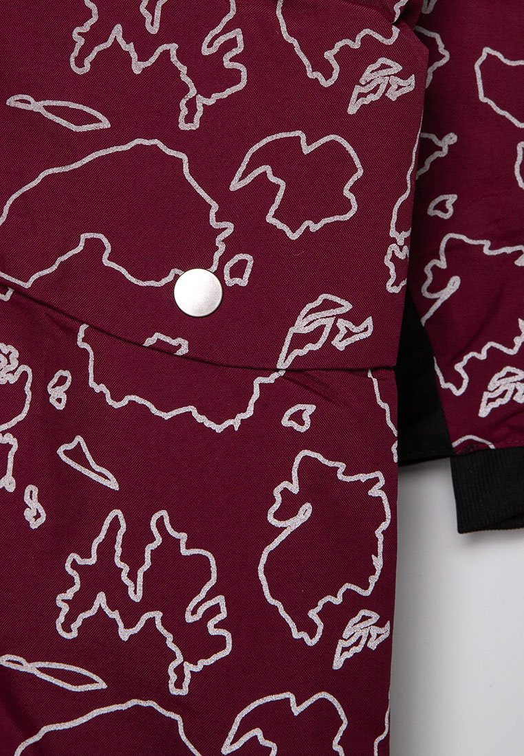 Burgundy tyg med vita abstrakta konturer, slät textur och en silverknapp som accent. Svart ribbad fålldetalj längst ner.