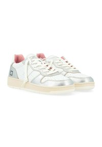 Sneaker bianchi con accenti argentati, design con lacci, punta perforata, rivestimento interno rosa morbido e suola in gomma testurizzata.