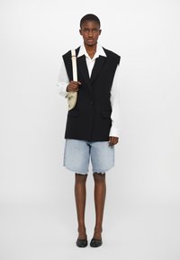 Vanessa Bruno BANANE - Riñonera - tilleul/blanc