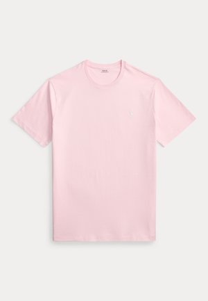 Hellrosa T-Shirt mit kurzen Ärmeln und rundem Halsausschnitt, mit kleinem weiß besticktem Logo auf der linken Brust, flach auf weißem Hintergrund liegend.