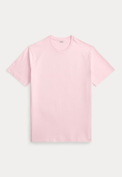 Ανοικτό ροζ κοντομάνικο T-shirt με στρογγυλή λαιμόκοψη και μικρό λευκό κεντητό λογότυπο στο αριστερό στήθος, απλωμένο επίπεδα σε λευκό φόντο.