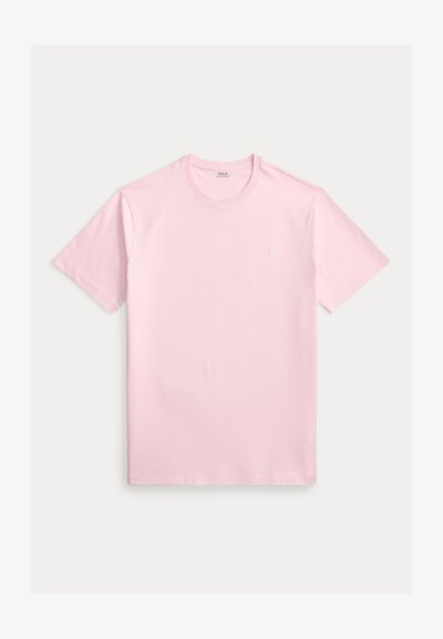 Ανοικτό ροζ κοντομάνικο T-shirt με στρογγυλή λαιμόκοψη και μικρό λευκό κεντητό λογότυπο στο αριστερό στήθος, απλωμένο επίπεδα σε λευκό φόντο.