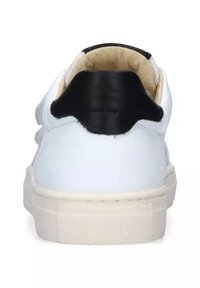 Sneakers bianchi con un tallone nero, dotati di una superficie in pelle liscia e una suola in gomma testurizzata. Design minimalista e colore neutro.