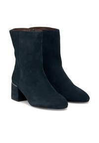 Botas de ante azul oscuro hasta el tobillo con puntera afilada y tacón cuadrado, que presentan un cierre de cremallera y una textura suave.