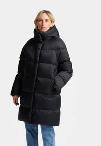 Zwarte gewatteerde jas met hoge kraag, grote zakken en een doorgestikt ontwerp. Gemaakt van glad materiaal met een ontspannen pasvorm.