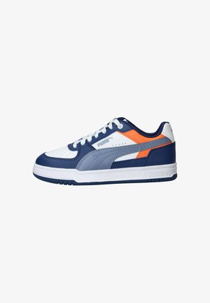 Weißer, marineblauer, grauer und orangefarbener Puma-Sneaker mit Schnürverschluss und Gummisohle, von der Innenseite auf weißem Hintergrund gezeigt.