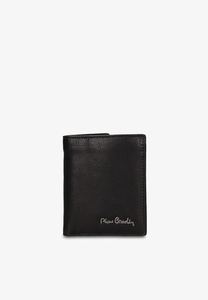 Portafoglio bifold in pelle nera con superficie testurizzata, caratterizzato da un design cucito e un accento logo metallico sulla parte anteriore.