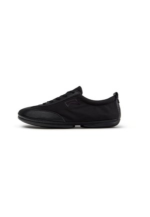 Schwarzer Sneaker mit niedrigem Profil, Schnürung vorne, strukturierter Zehenkappe und dezentem Seitenlogo auf weißem Hintergrund.