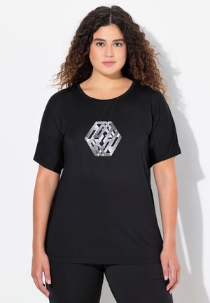 Zwart T-shirt met korte mouwen en een ronde halslijn, voorzien van een reflecterend geometrisch ontwerp aan de voorkant. Glad, zacht stoftextuur.