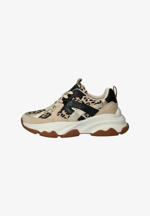 Sneakers met een beige suède bovenwerk, accenten met luipaardprint, zwarte leren overlay, metallic gouden details en een stevige witte buitenzool.