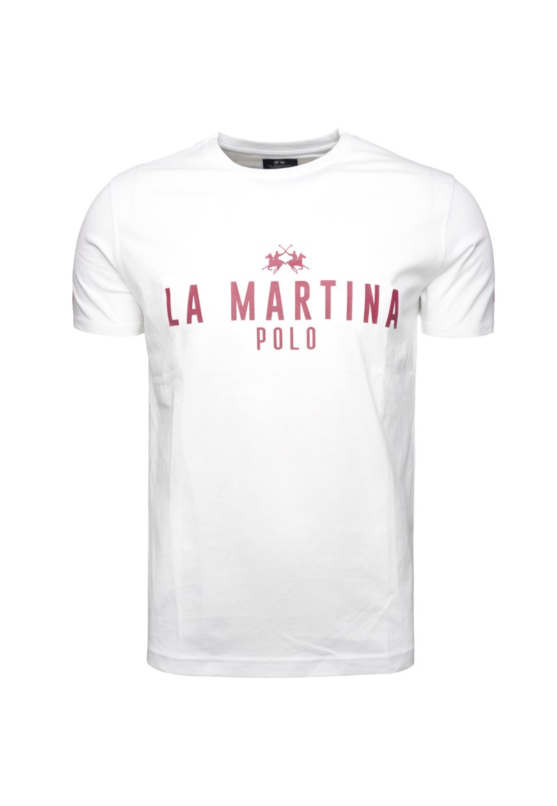 Valkoinen puuvillapaita, jossa on punainen "LA MARTINA POLO" -logo ja kaksi ristiin olevia polo-mailoja tekstin alla. Yksinkertainen pyöreä kaula-aukko.