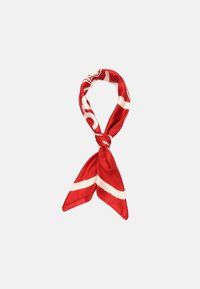 Silkkihuivi kirkkaassa punaisessa, jossa on valkoisia vinoja raidoituksia. Huivilla on sileä pinta ja klassinen kolmiomainen muoto, jossa on terävät päät.