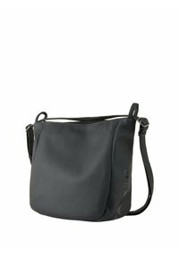 Bolso de cuero negro bandolera con un acabado suave y texturizado, cierre de cremallera, correa ajustable y un sutil logotipo en el lado.