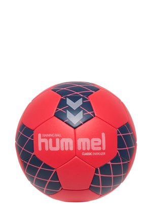 Rød og navy træningsbold med sekskantede paneler, tekstureret overflade og gittermønster, med "hummel" logo og teksten "CLASSIC ENERGIZER".